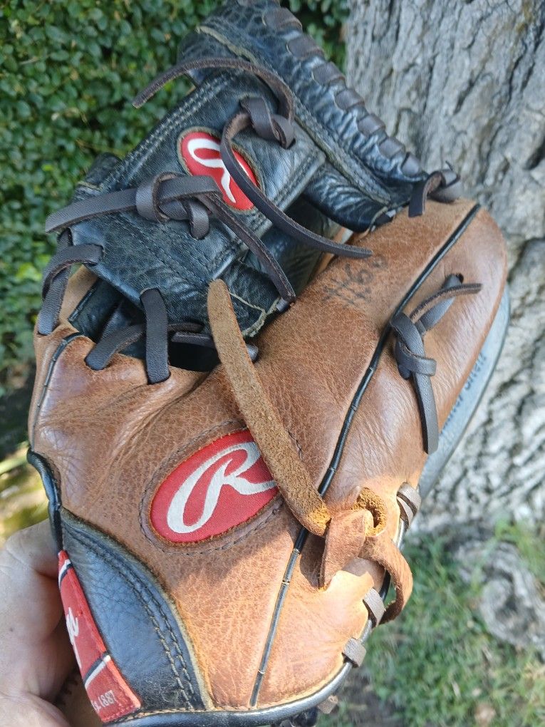 Rawlings Infielders Glove ( See Pics).Located In Glendora 
