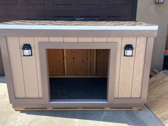 Custom dog house ! Must see!!!