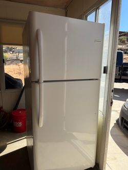 Frigidaire Top-Freezer Refrigerator White