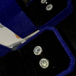 Woman’s silver earring Diamond