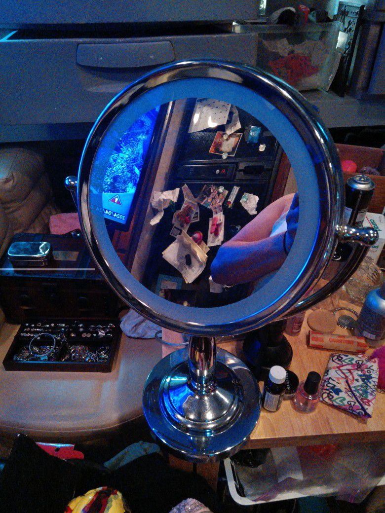 10x Magnification Mirror With Touch Light Option 3 Light Settings 