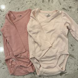 H&M Long sleeve bodysuit size 4-6m(set of 2)