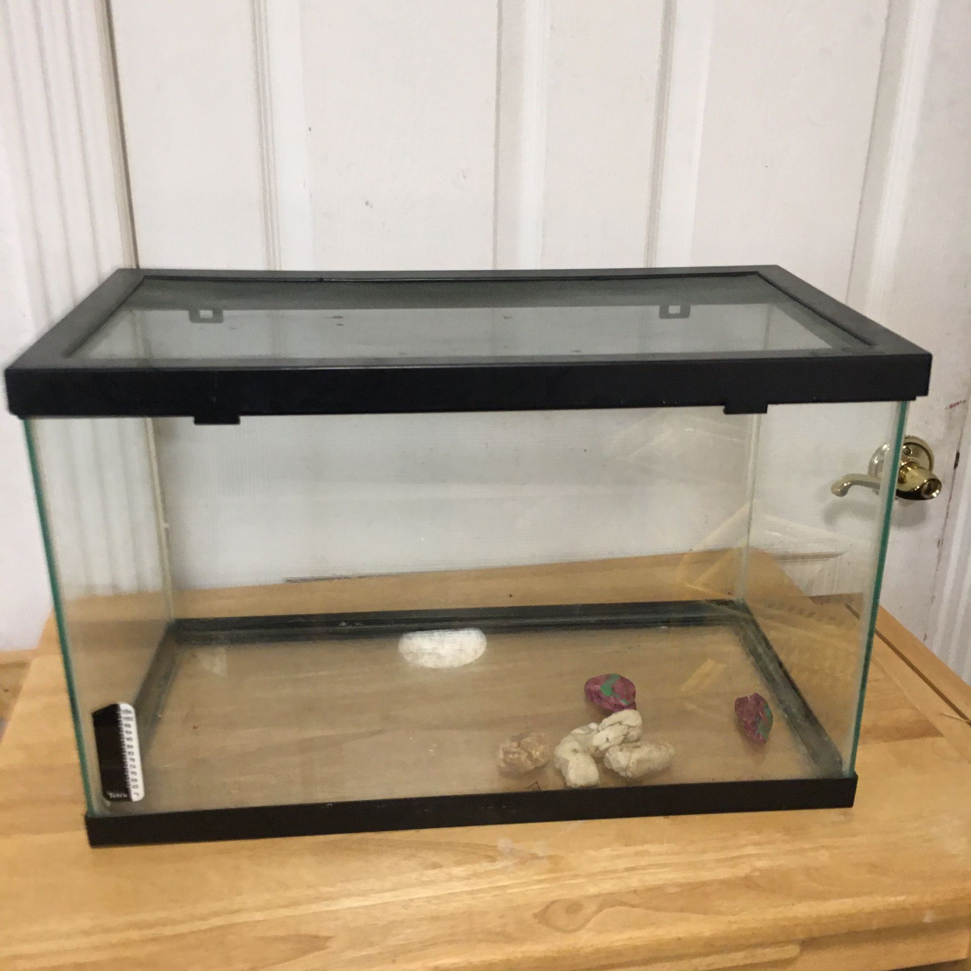 10 Gallon Terrarium. Has Screen lid. Only what is in photos. Excellent Condition .