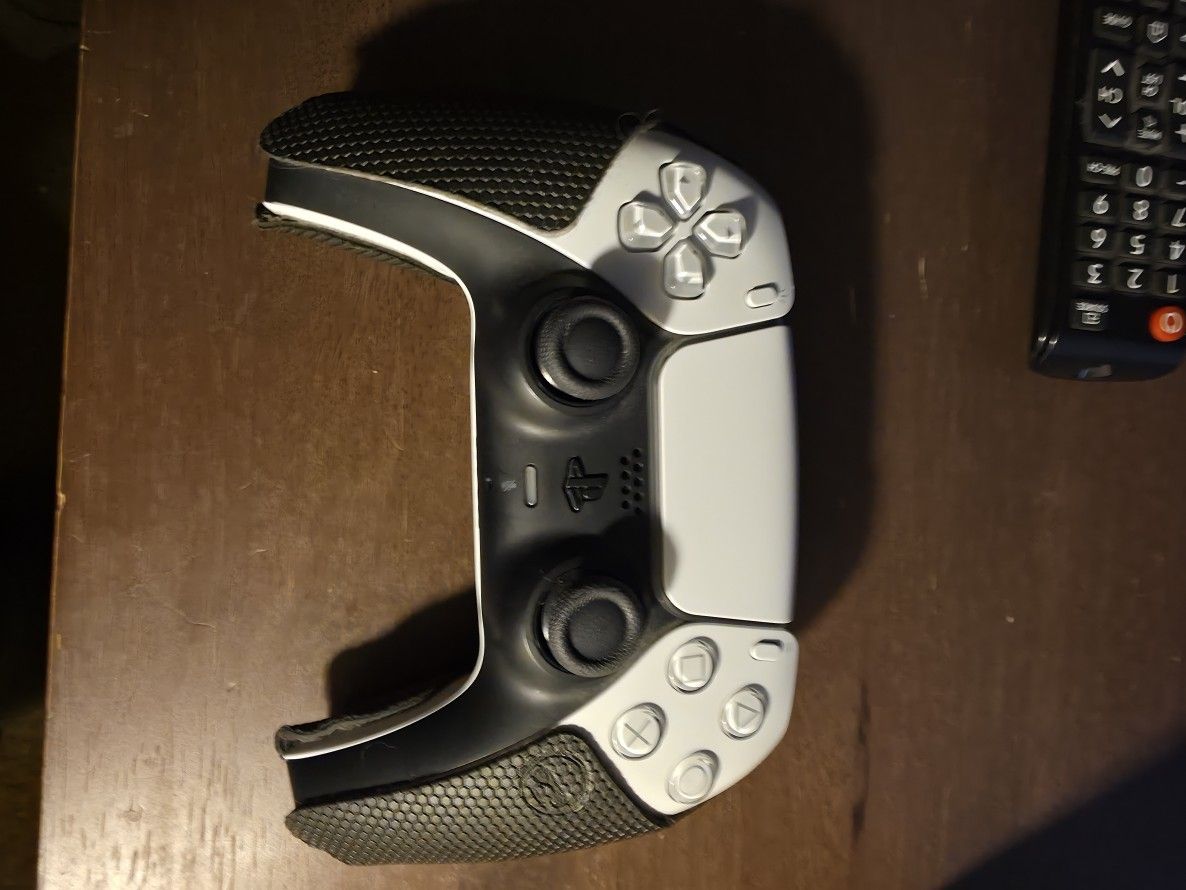 Ps5 Controller With kontrol freeks grips