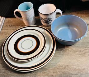 Haniwa Stoneware Plates set of 4 + 2 Mugs + 2 Plastic Bowls $5 for all
