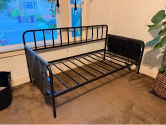 Twin size metal daybed