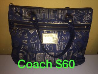 Bolsa coach tamaño grande azul con letras doradas
