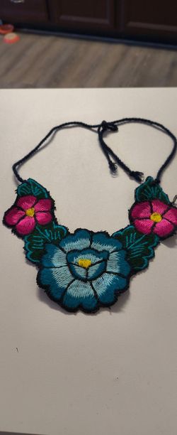 Artisanal blouse collar