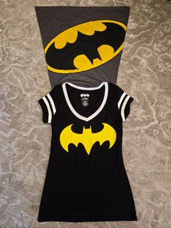 Juniors Batman Short Sleeve V Neck Shirt With Detachable Cape Size L Preowned