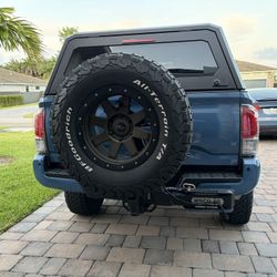 Wilco Hitchgate Swing-Out Tire Carrier – Optional Spare Included