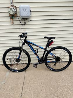 Trek Marlin 7 29er Mountain Bike – 17.5” Medium – Hydraulic Disc Brakes