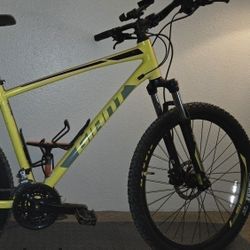 Incredible Mountain Bike with 27.5" Wheels - GIANT Talon 3  