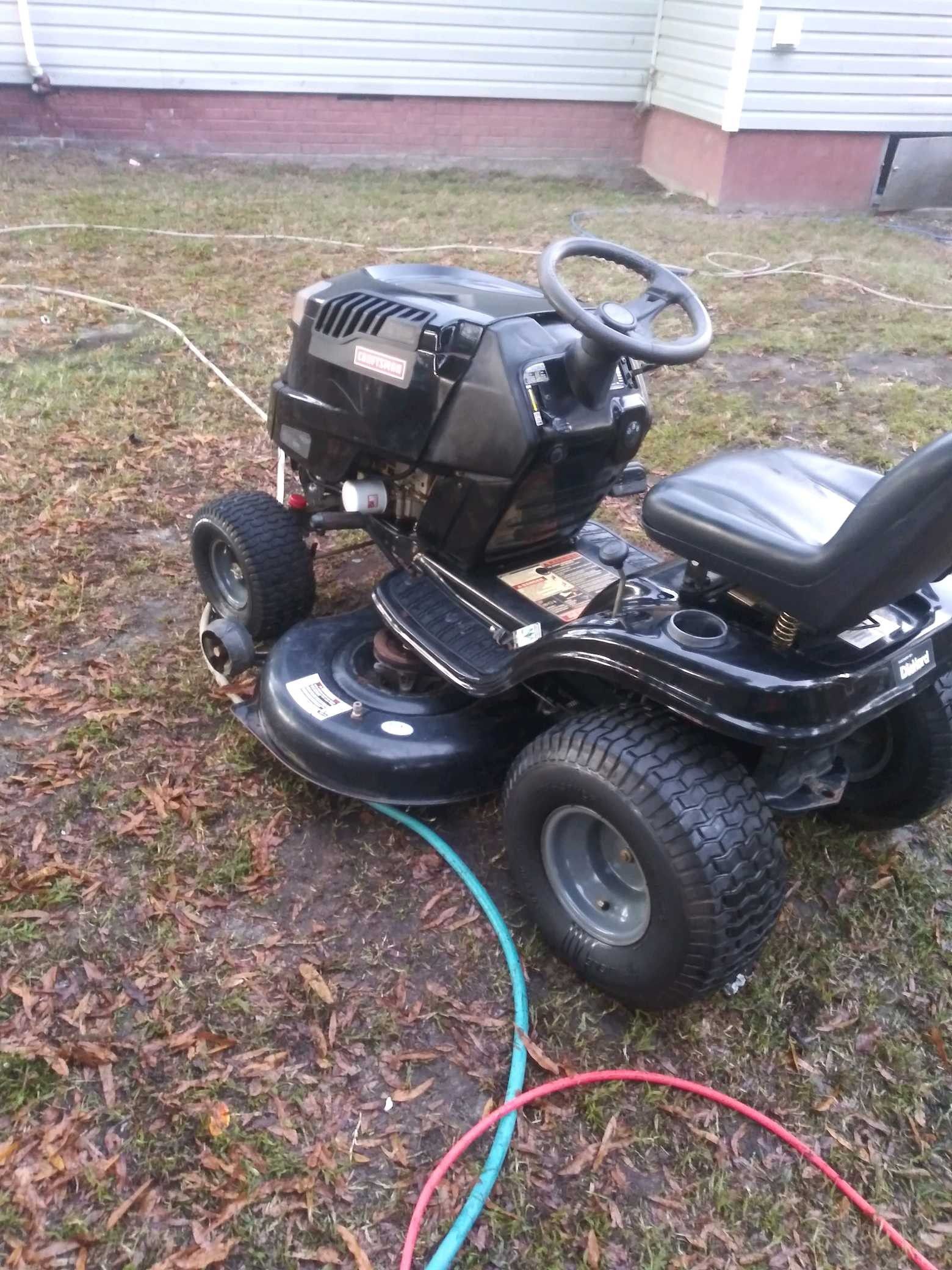2011 Craftsman LT2000 riding mower runs an cuts good nothing wrong with it