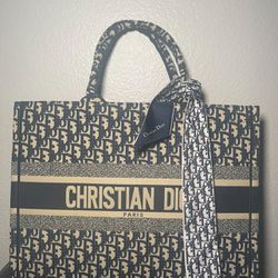 BRAND NEW DIOR TOTE BAG SIZE LARGE 