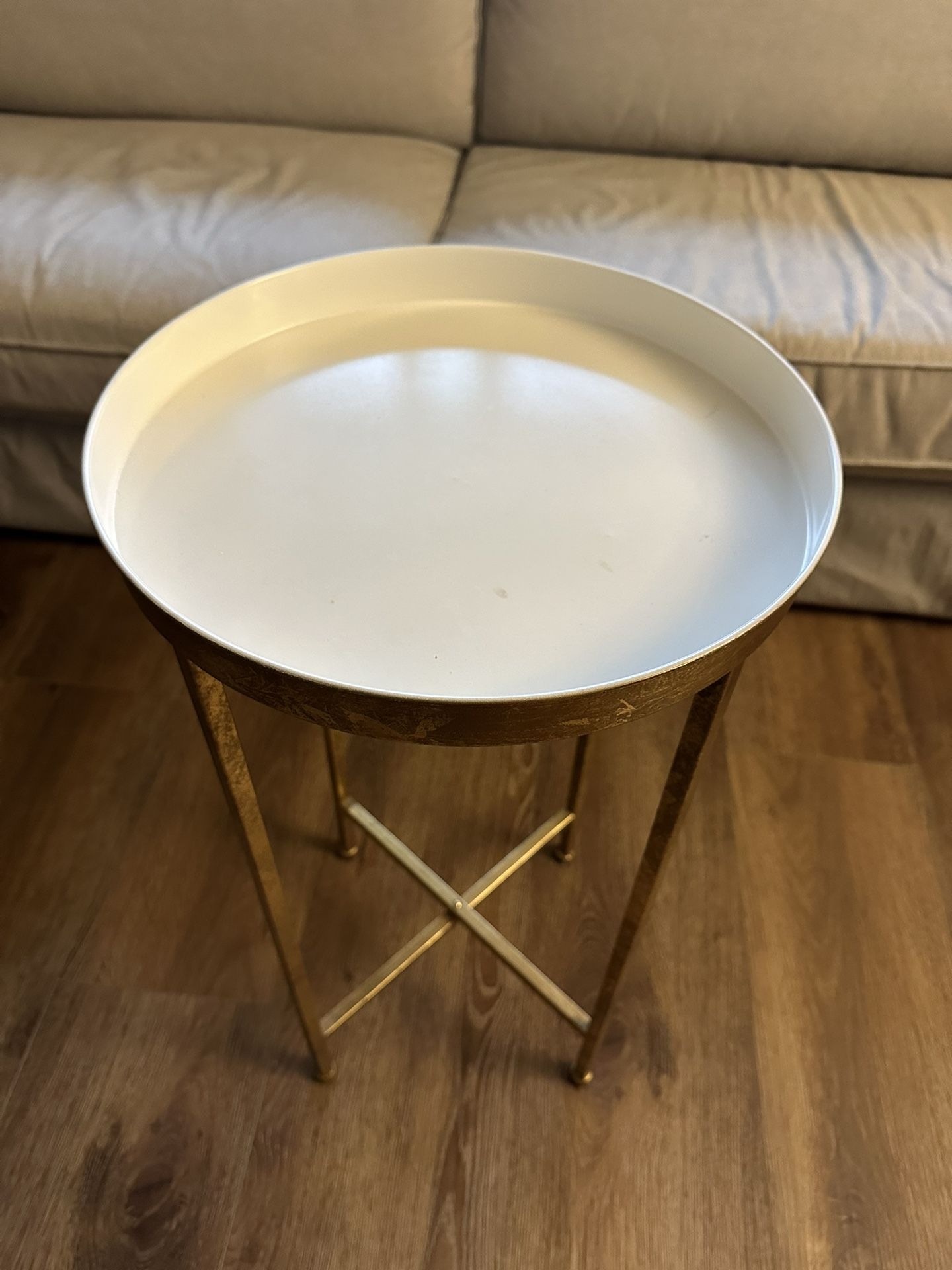 Round Tea Table