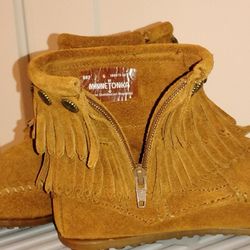 Size 6 Ankle Boot By Minnetonka Suede See Description Below