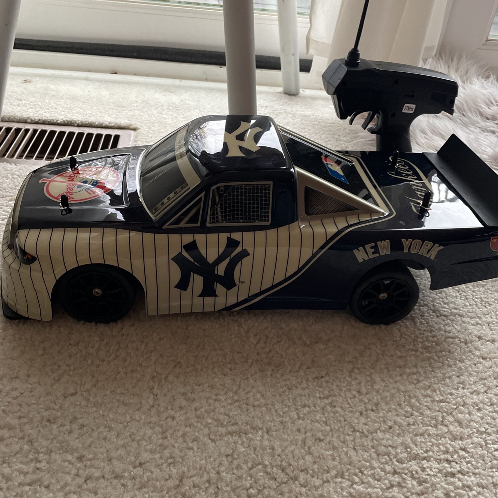 NEW YORK Yankees Stadium Racers Remote Controlled Race Car DGL Toys NEW Fmp Sports (413)