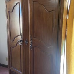 Armoire Very Nice Vintage Peace Lots Of Cabinet Space 
