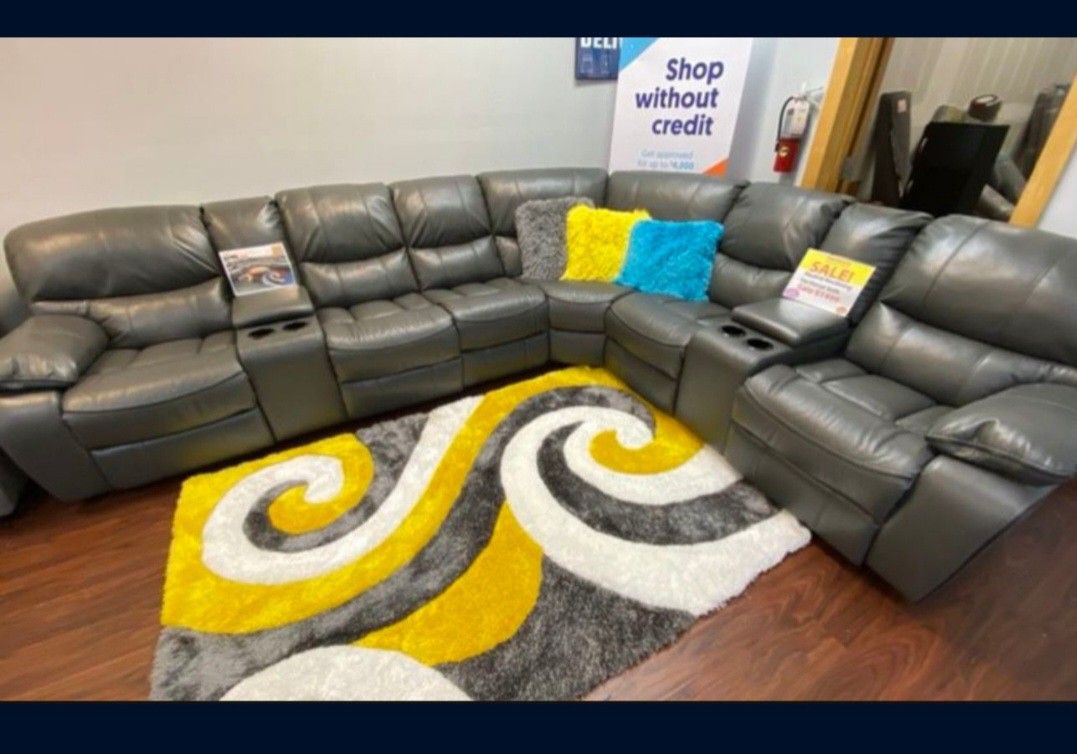 *Weekly Feature*---Madrid Sleek Gray Leather Reclining Sectional Sofa---Delivery And Easy Financing Available🫡