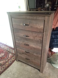 Like new 5 drawer chest