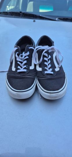 Woman's tennis shoes