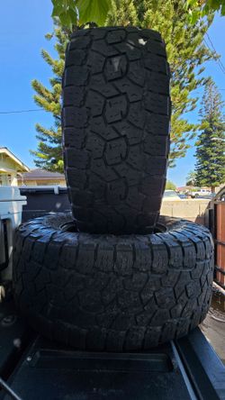 Toyo Open Country A/T used tires  LT 285 70R 17 40$ for both