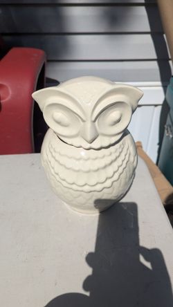 Vintage Cream Ceramic Owl Cookie Jar - Retro Kitchen Canister