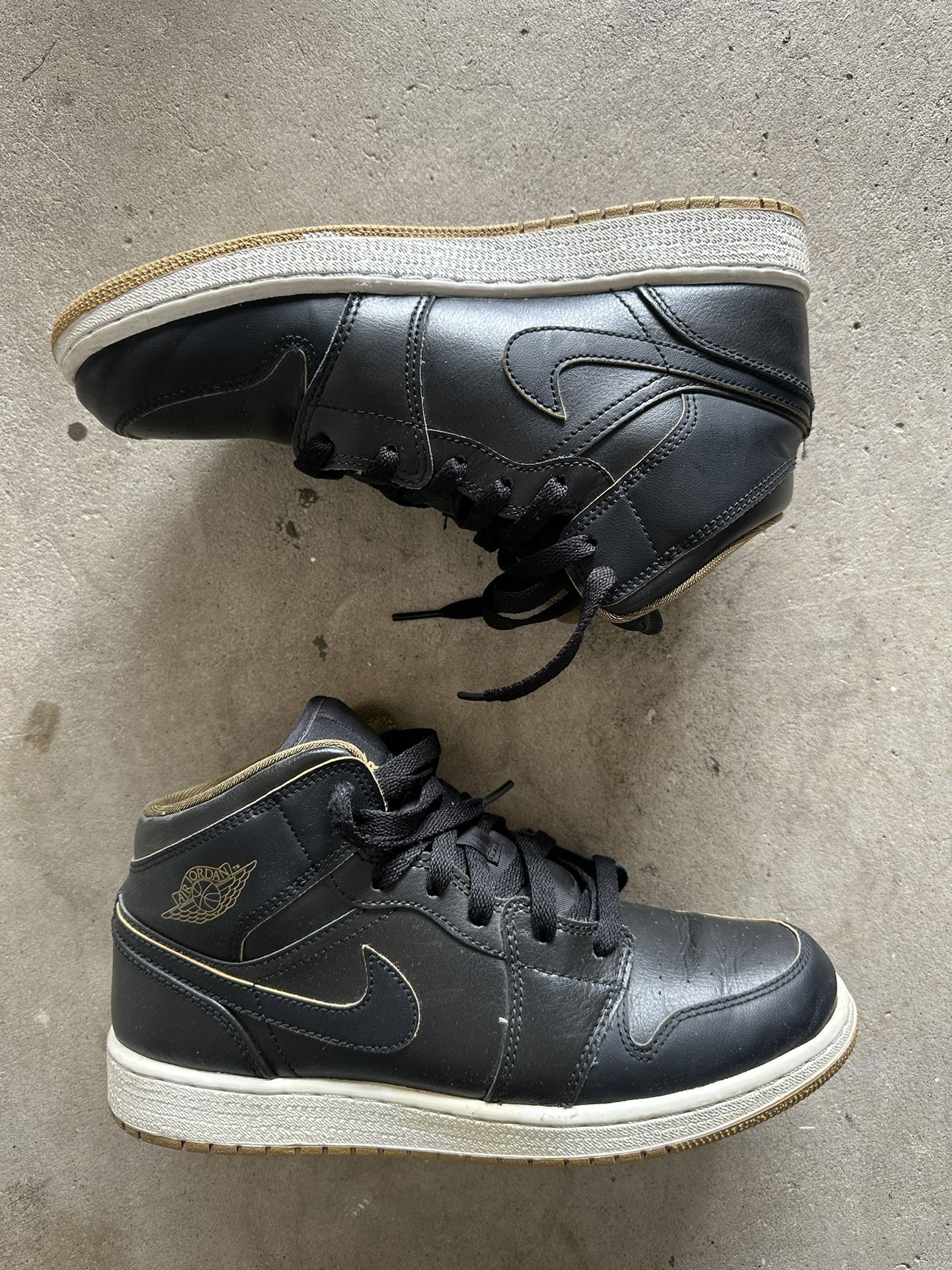 Jordan 1 Mid ‘Metallic Gold’