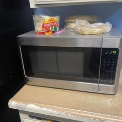 LG Microwave $75 Obo Cash Only  U Pick Up 