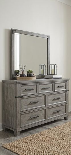 Ashley Russelyn 6pc Bedroom Set