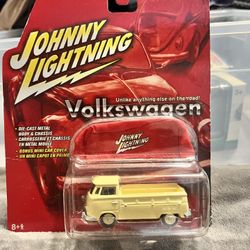 Johnny Lighting Volkswagen 1966 Type 2 Pickup with car cover