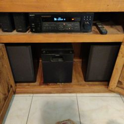 Stero Receiver With 4 Speakers And Hutch