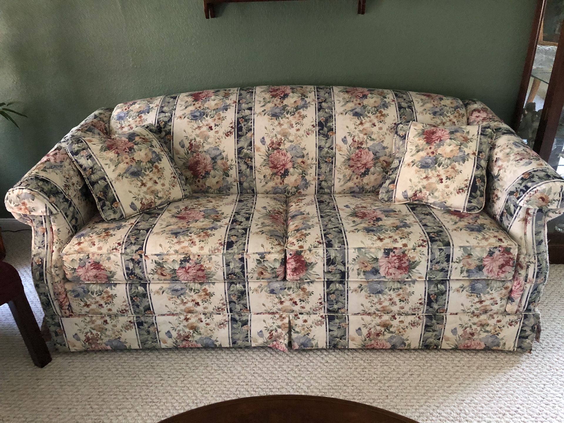 Sofa bed - Queen Size - Excellent Condition
