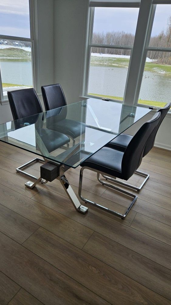 Glas dining table with 4 chairs