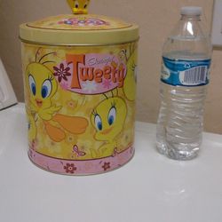 Tweety Bird Tin. 7" Ht to top of lid. 9" ht to tip of handle. Deer Vly 67th Ave. 85310. Must Pikup