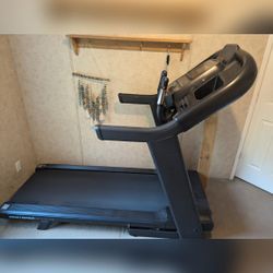 2021 Horizon 7.4AT Treadmill Excellent Condition - St. Augustine, FL