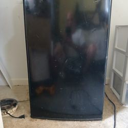 MAGIC CHEF MINI FRIDGE