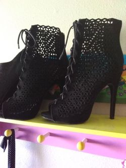 Black heels size 7.5