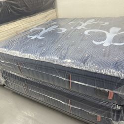 KING SIZE STEARNS & FOSTER LUX ESTATE PILLOW TOP MATTRESS & BOX SPRINGS BED SET