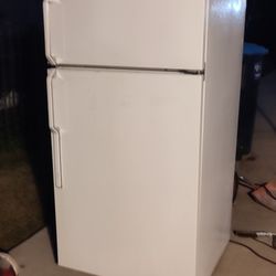Refrigerator like New. Will Deliver locally.