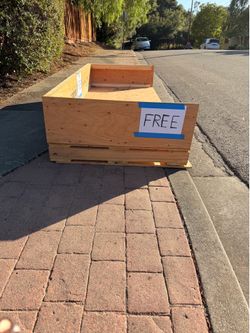 FREE wooden pallet/crate