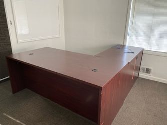 Hon desk with return