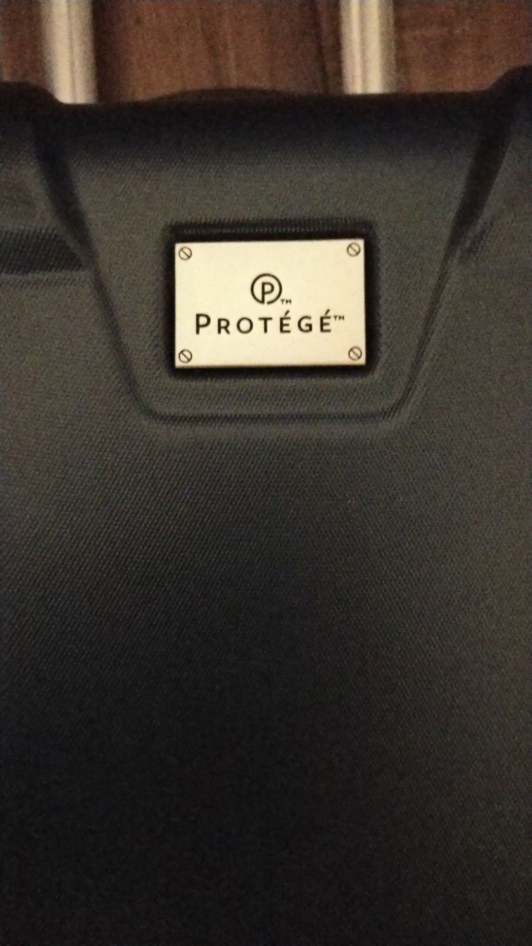 Protégé suitcase