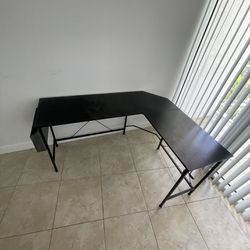 L Shaped Desk With Mini Magnets 
