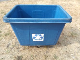 Rubbermaid recycling bin