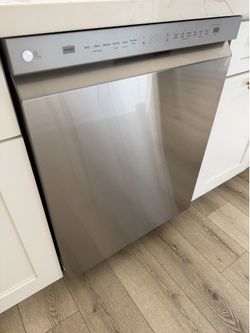 24 in. PrintProof Stainless Steel Front Control Dishwasher with QuadWash, 3rd Rack & Dynamic Dry, 48 dBA