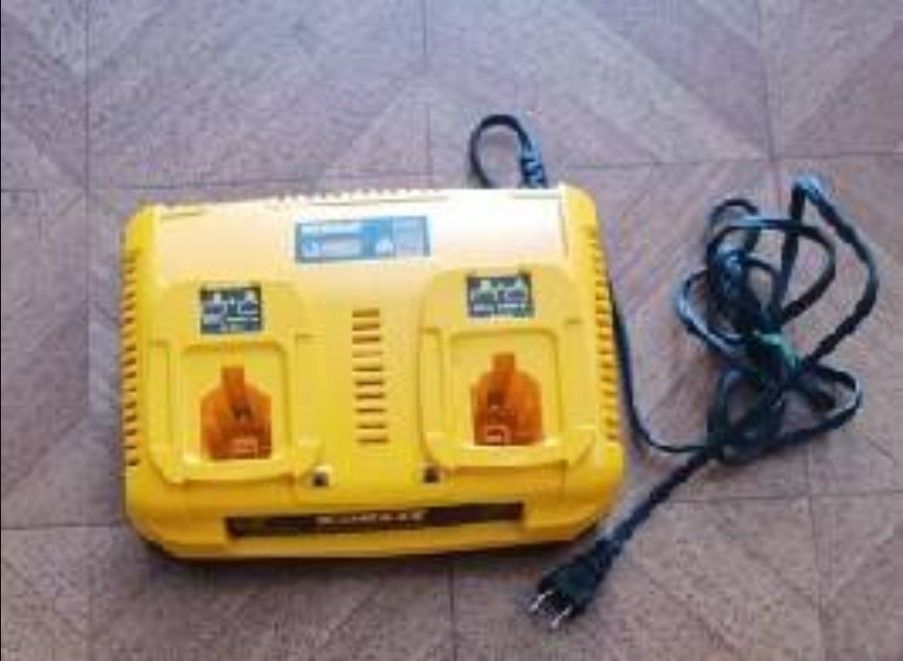 DeWalt dual port battery charging base