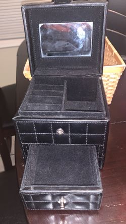 Jewelry box