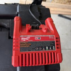 Milwaukee M18 Charger 48-59-1801
