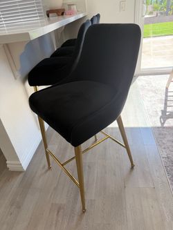 Set of 4 almost new bar stools.